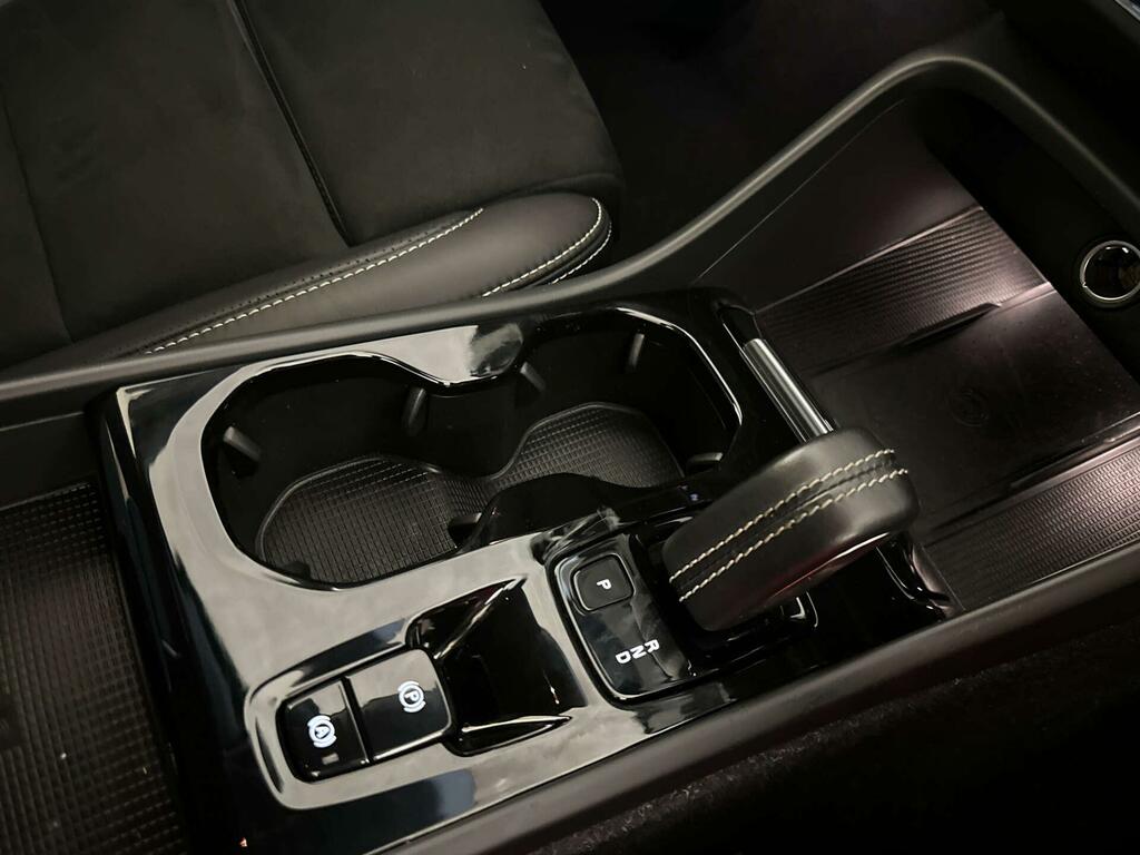 Volvo XC40 R Design White #23