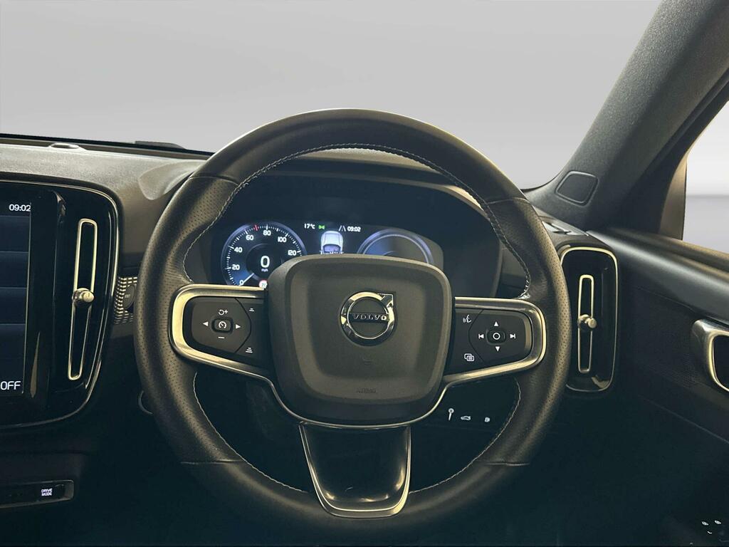 Volvo XC40 R Design White #14