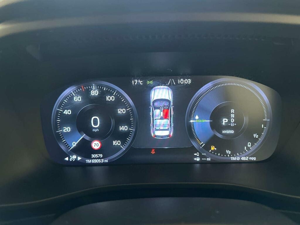 Volvo XC40 R Design White #16