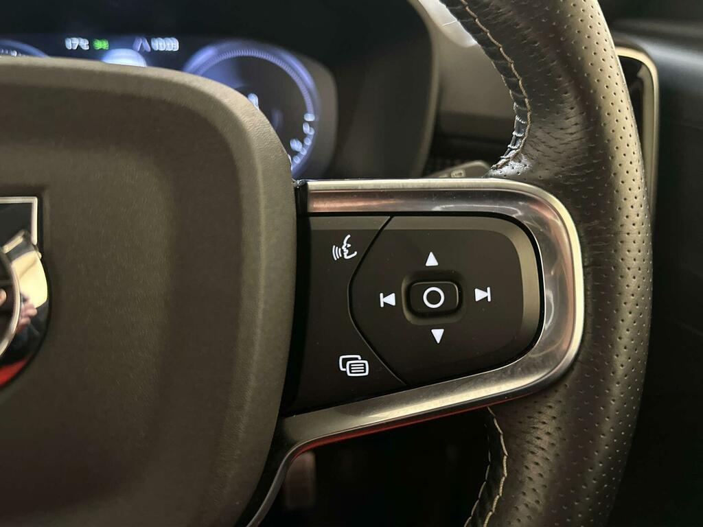 Volvo XC40 R Design White #17
