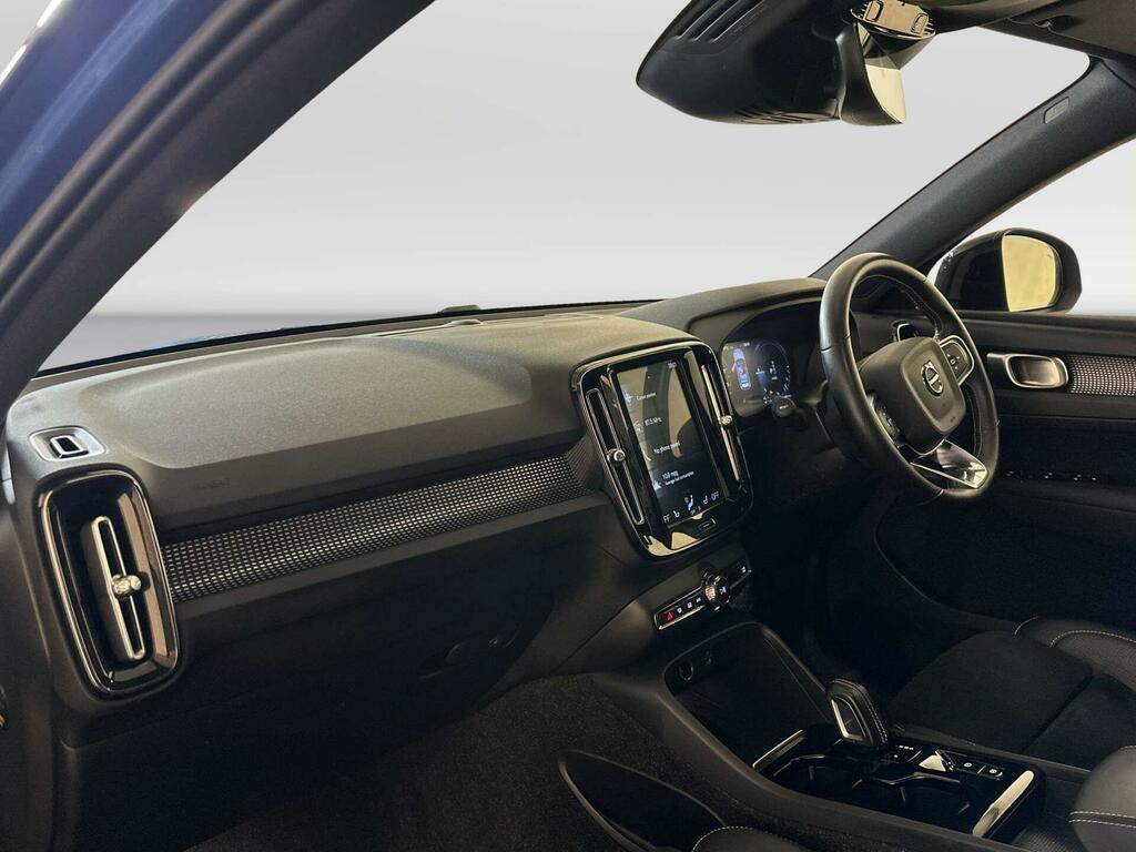 Volvo XC40 R Design White #10