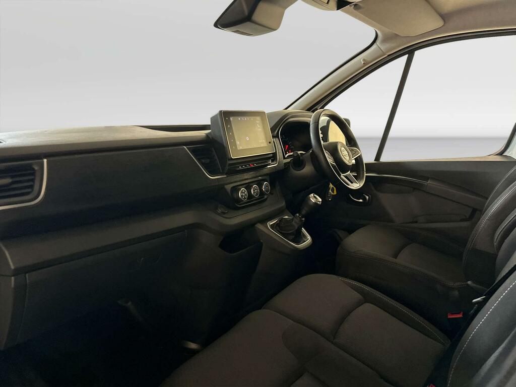 Nissan Primastar Acenta White #10