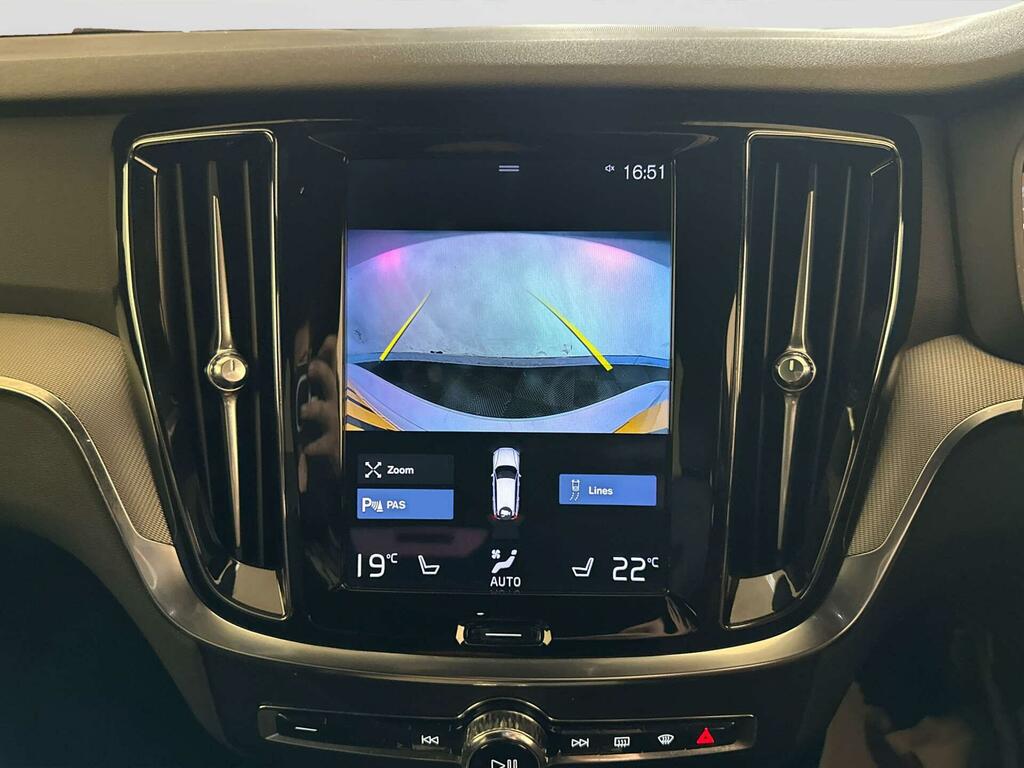 Volvo V60 Momentum White #19