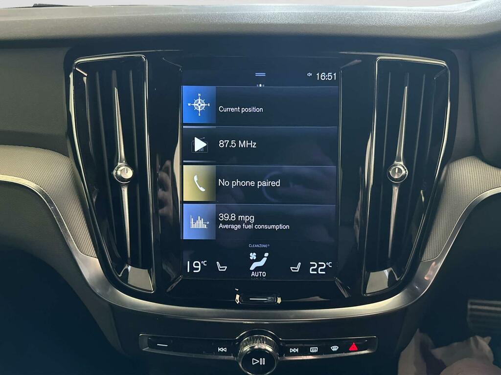 Volvo V60 Momentum White #20