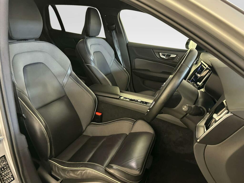 Volvo V60 Momentum White #13
