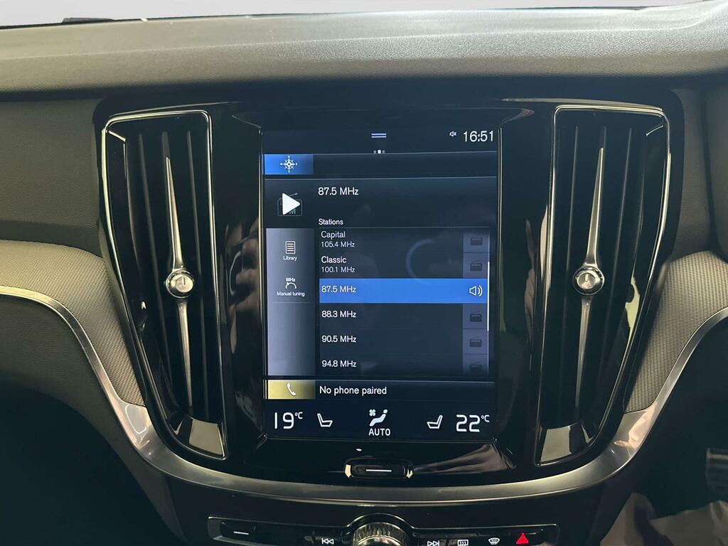 Volvo V60 Momentum White #22