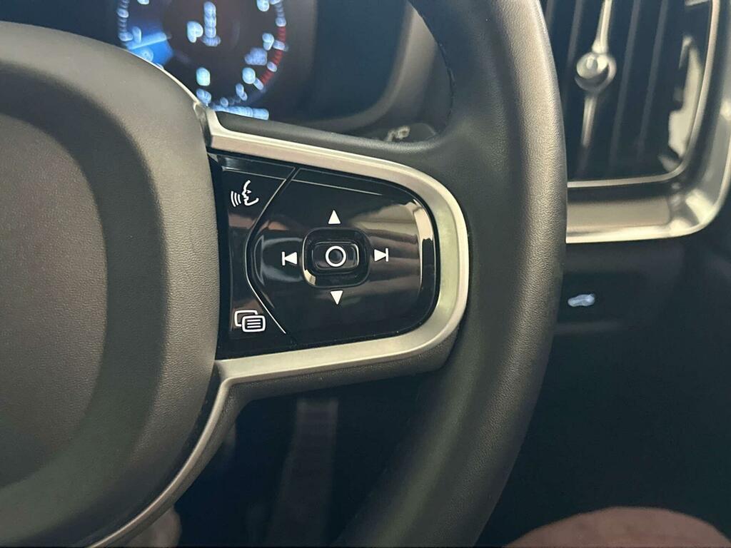 Volvo V60 Momentum White #18