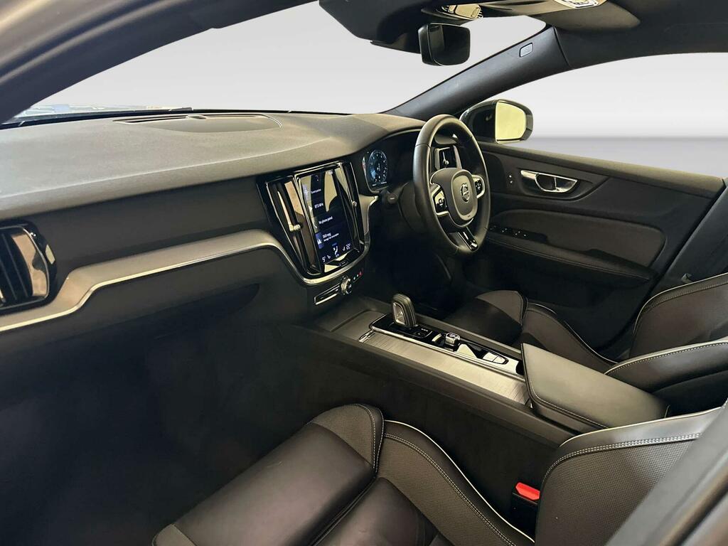 Volvo V60 Momentum White #10