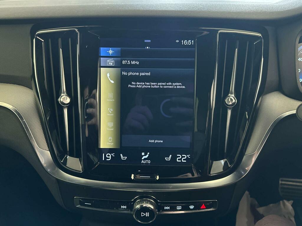 Volvo V60 Momentum White #23