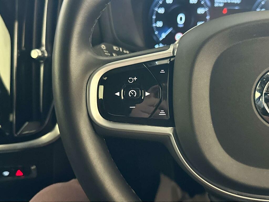 Volvo V60 Momentum White #16
