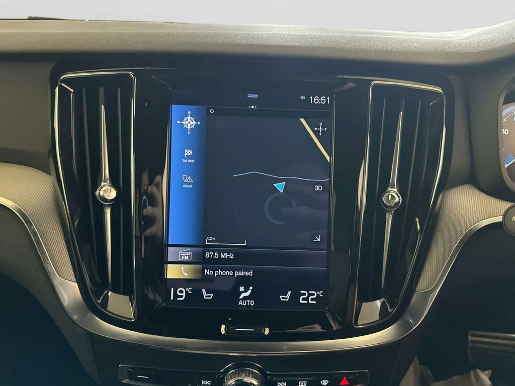 Volvo V60 Momentum White #21