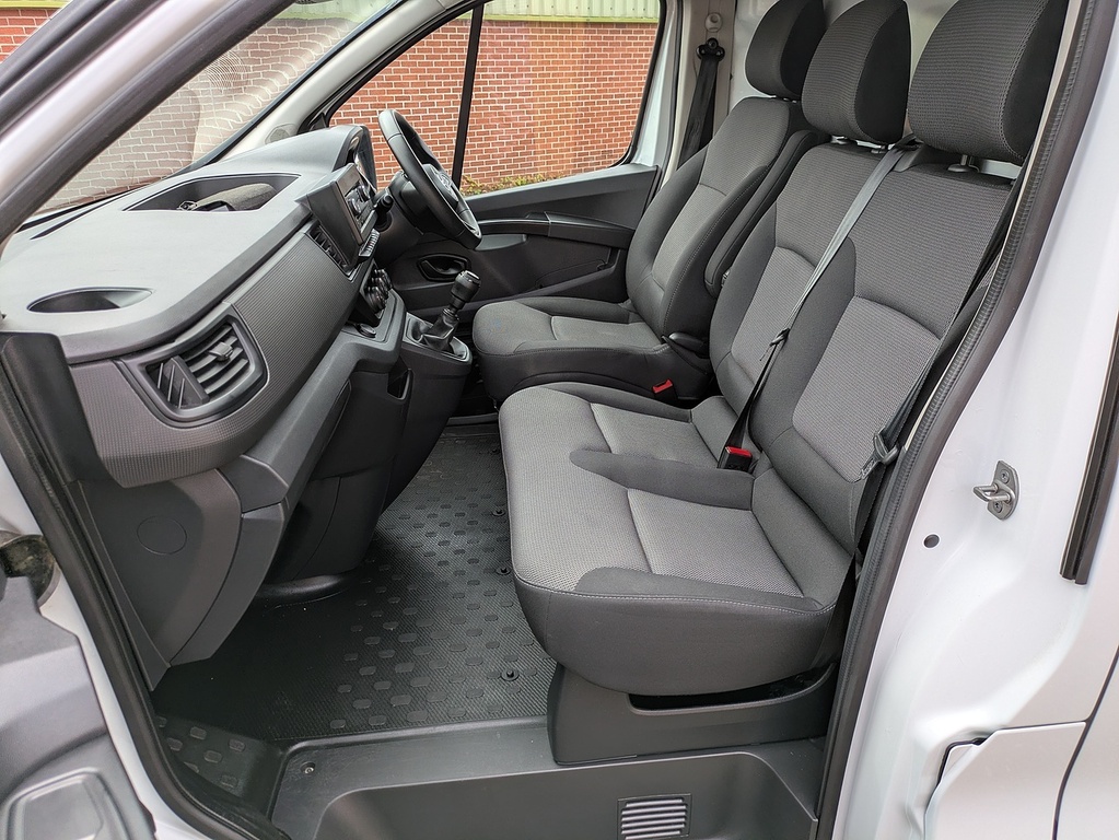 Nissan Primastar Acenta White #11