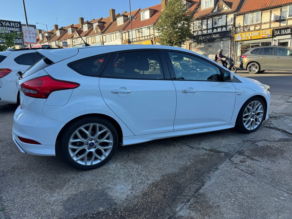 Ford Focus 1.0T Ecoboost St-line Hatchback White #6
