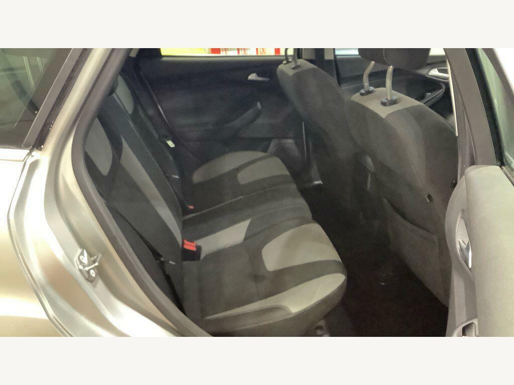 Ford Focus Zetec White #9