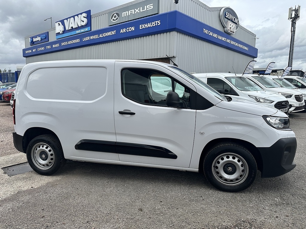 Vauxhall Combo Turbo D 2300 Prime White #3