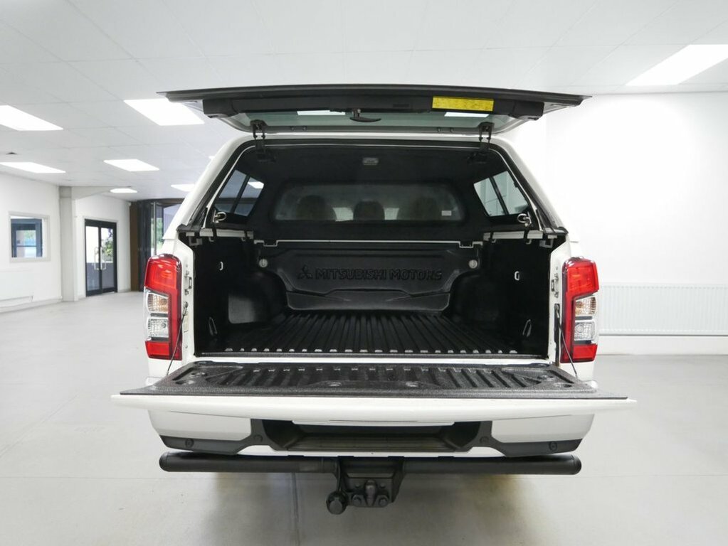 Mitsubishi L200 2.3L 2.2 Di-d Dc Barbarian X Pickup Double Cab White #2