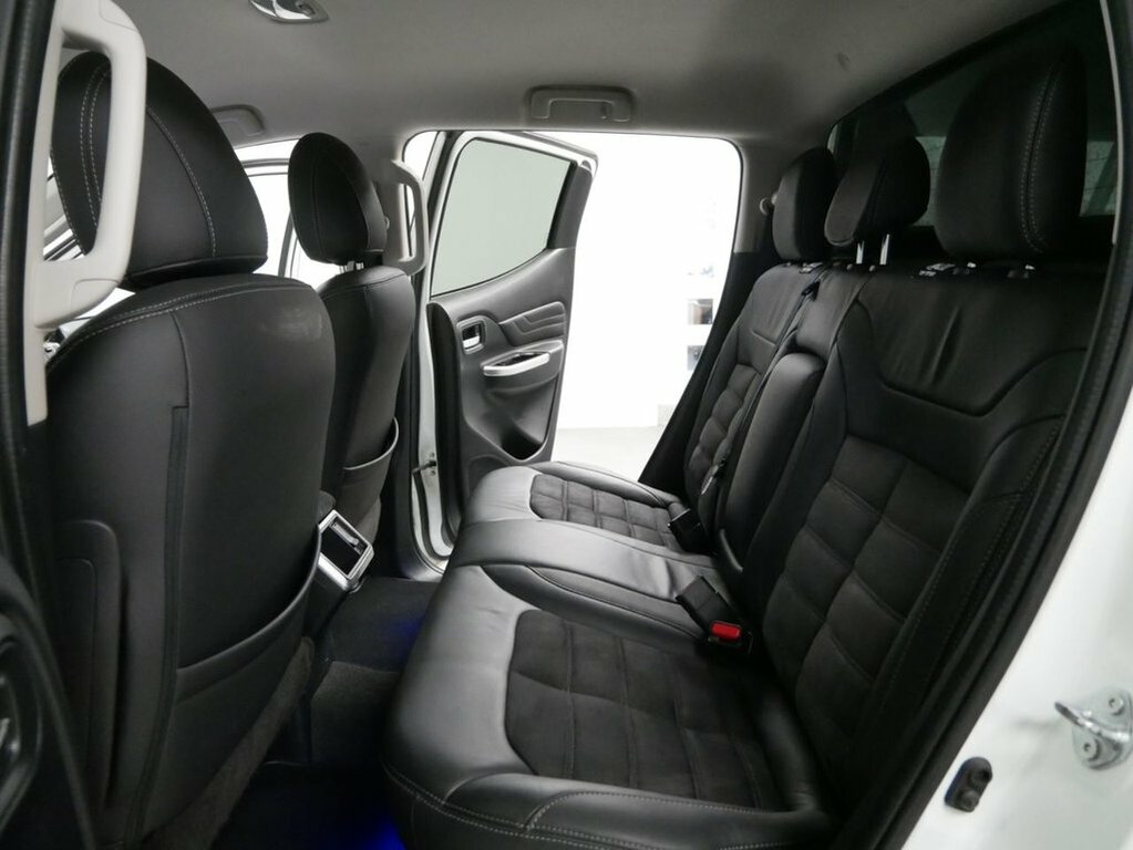 Mitsubishi L200 Doublecab 2.2 Di-d Barbarian X 4Wd Silver #31