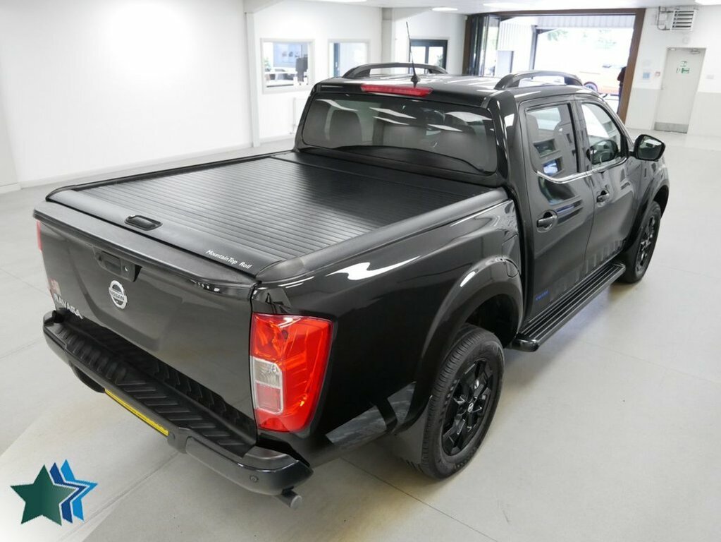 Nissan Navara 2.3L Dci N-guard Pickup Double Cab Black #2