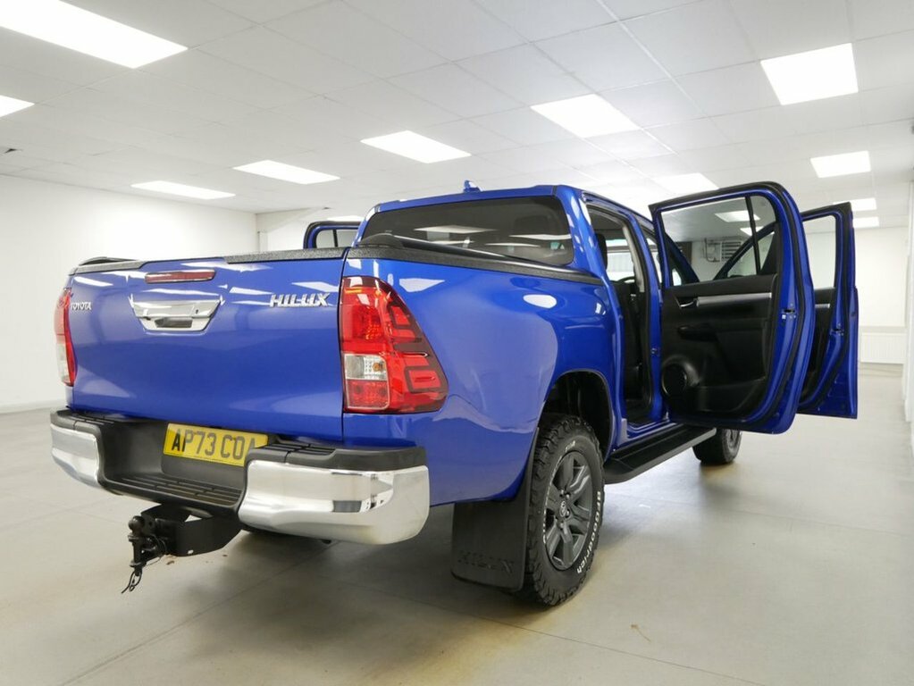 Toyota HILUX Invincible White #28