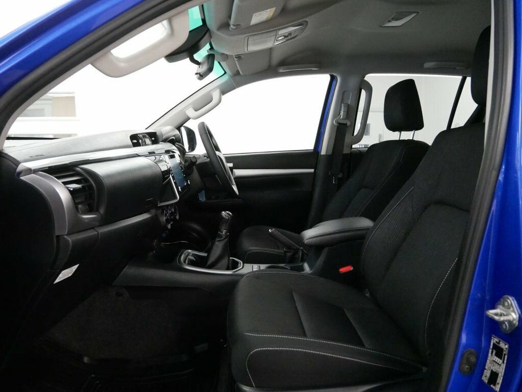 Toyota HILUX Invincible White #22