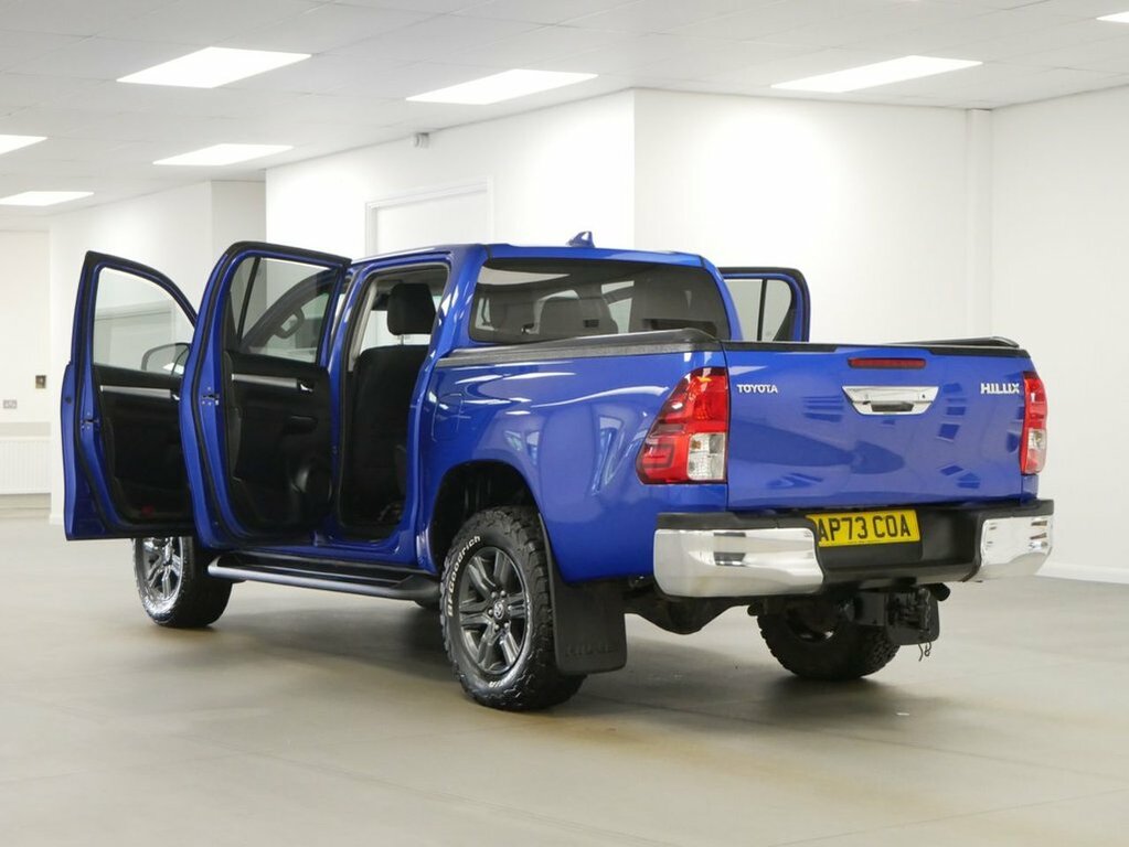 Toyota HILUX Invincible White #27