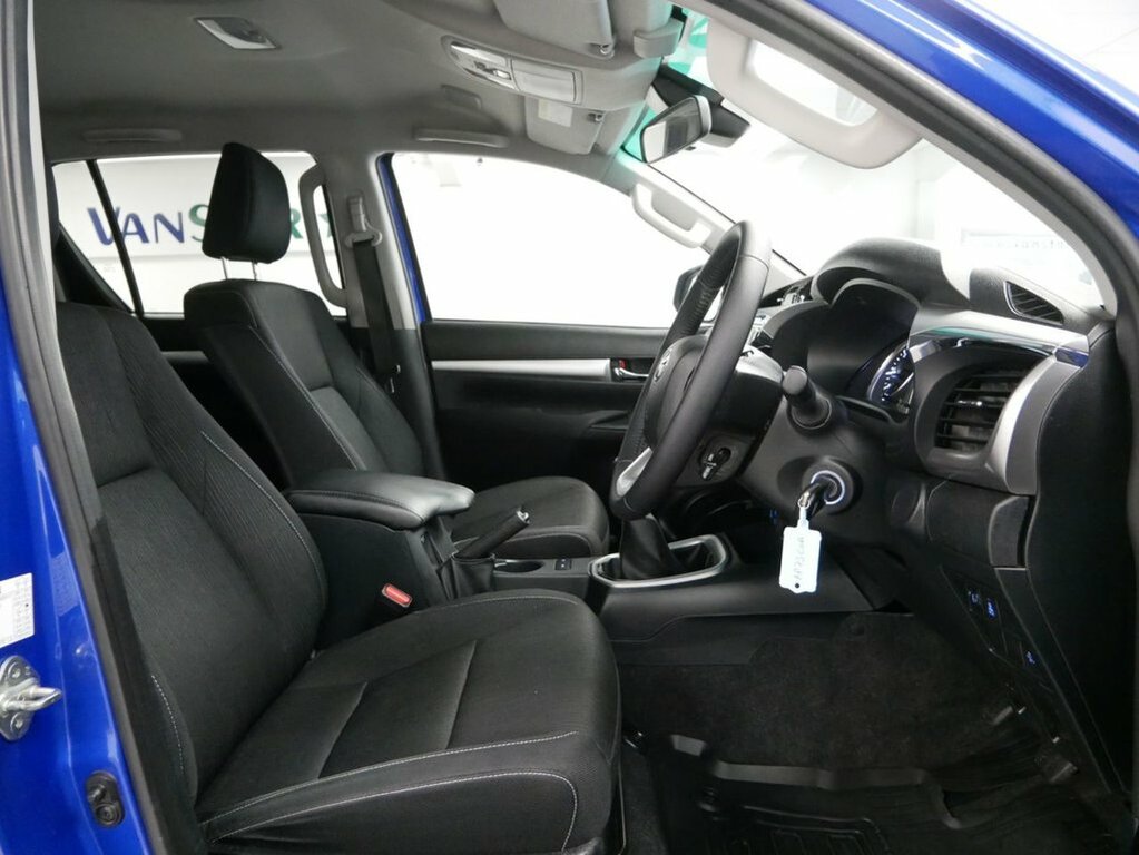 Toyota HILUX Invincible White #15