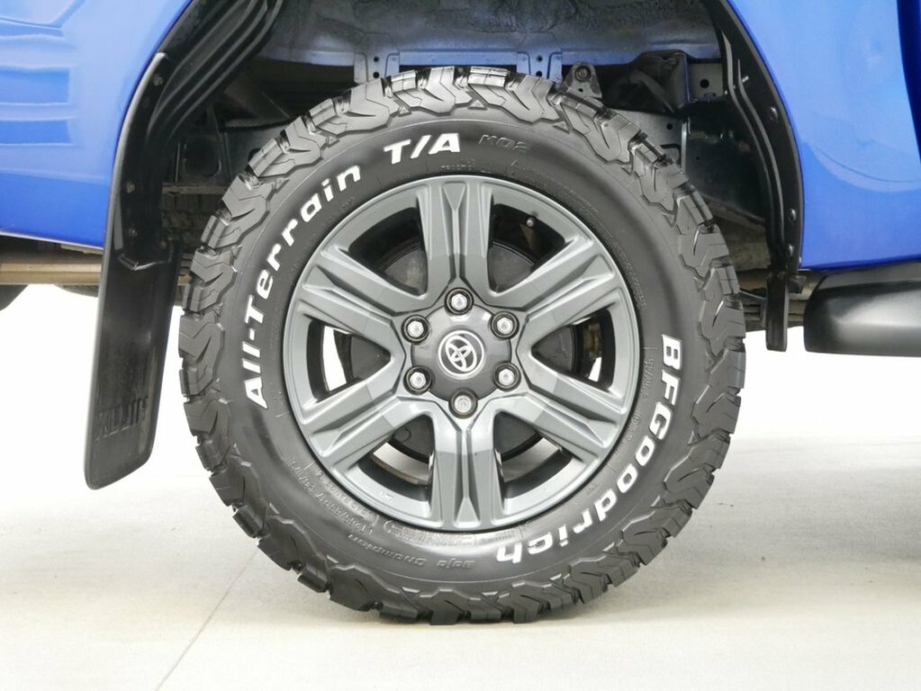 Toyota HILUX Invincible White #23