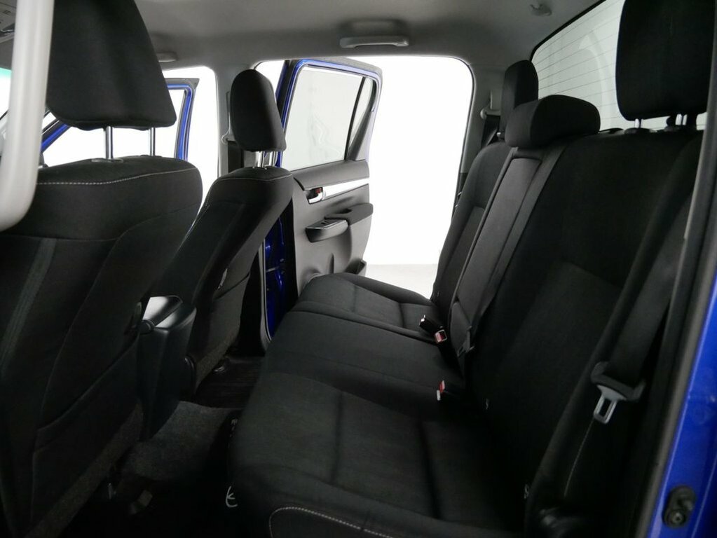 Toyota HILUX Invincible White #30