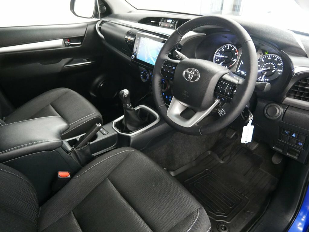 Toyota HILUX Invincible White #13