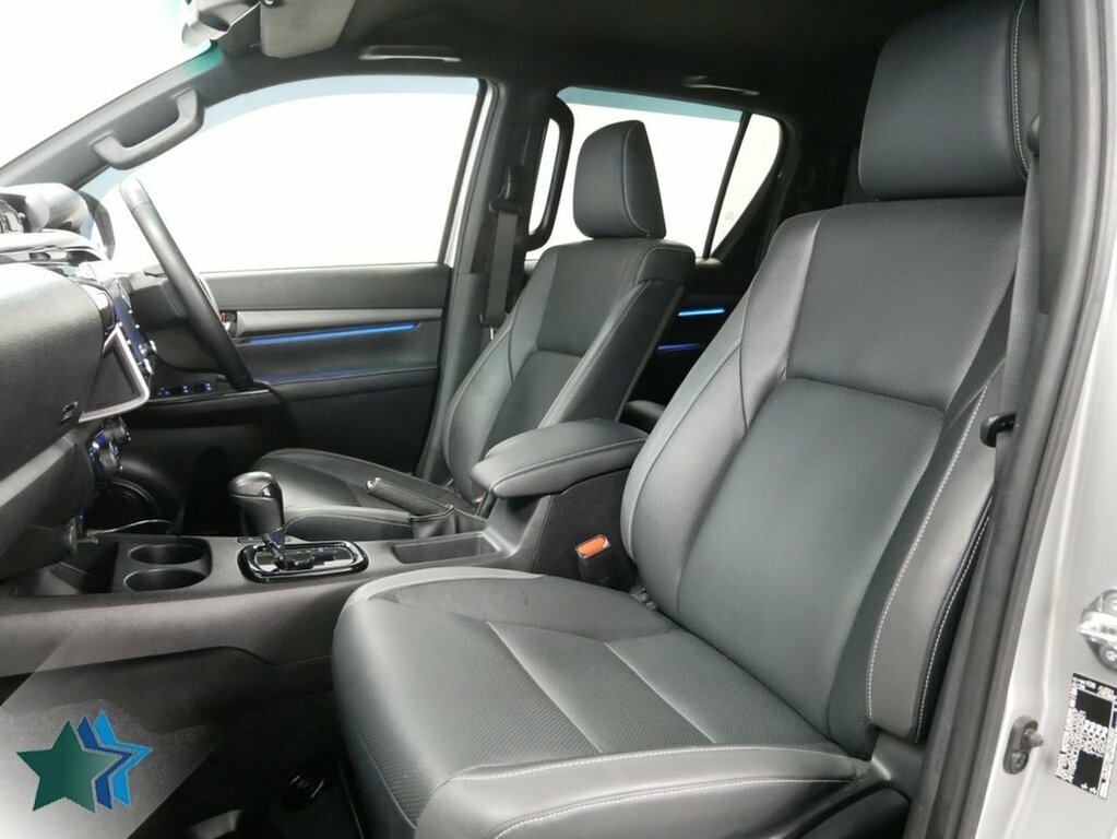 Toyota HILUX 2.8L D-4d Invincible X Pickup Double Cab Diese Silver #4