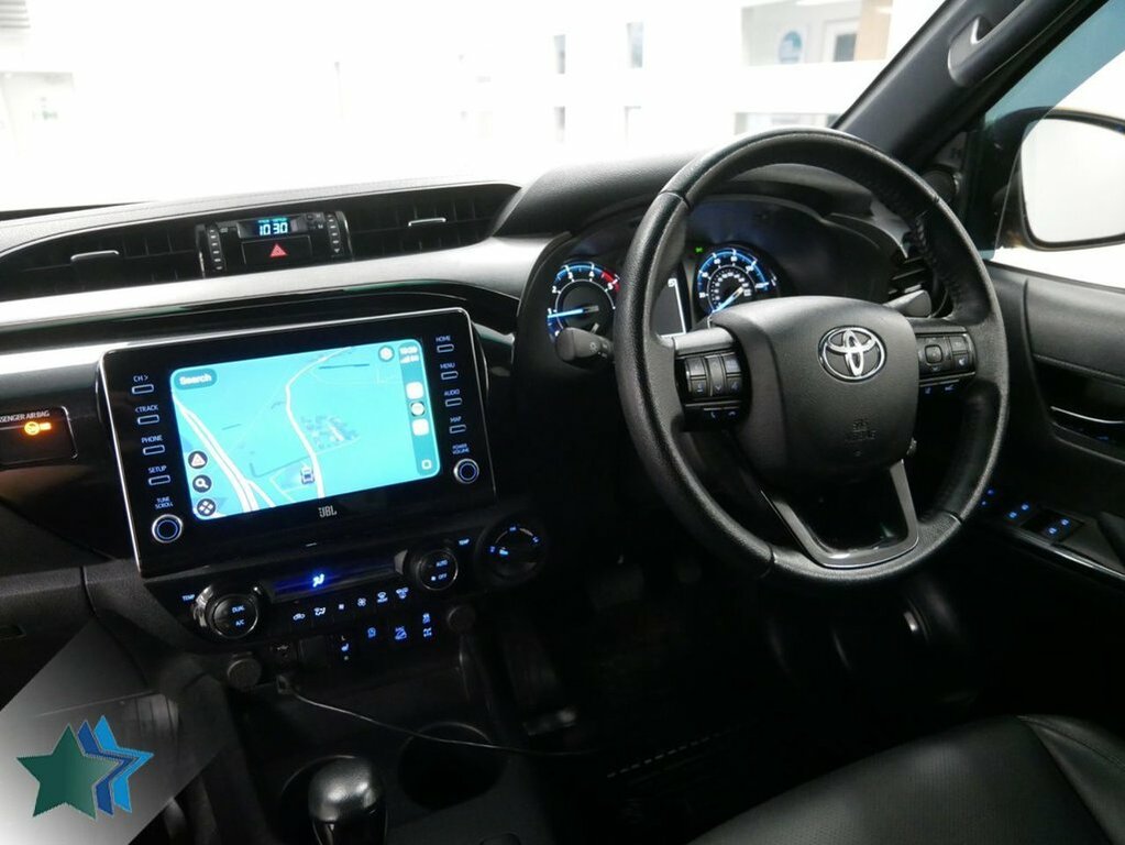 Toyota HILUX 2.8L D-4d Invincible X Pickup Double Cab Diese Silver #3