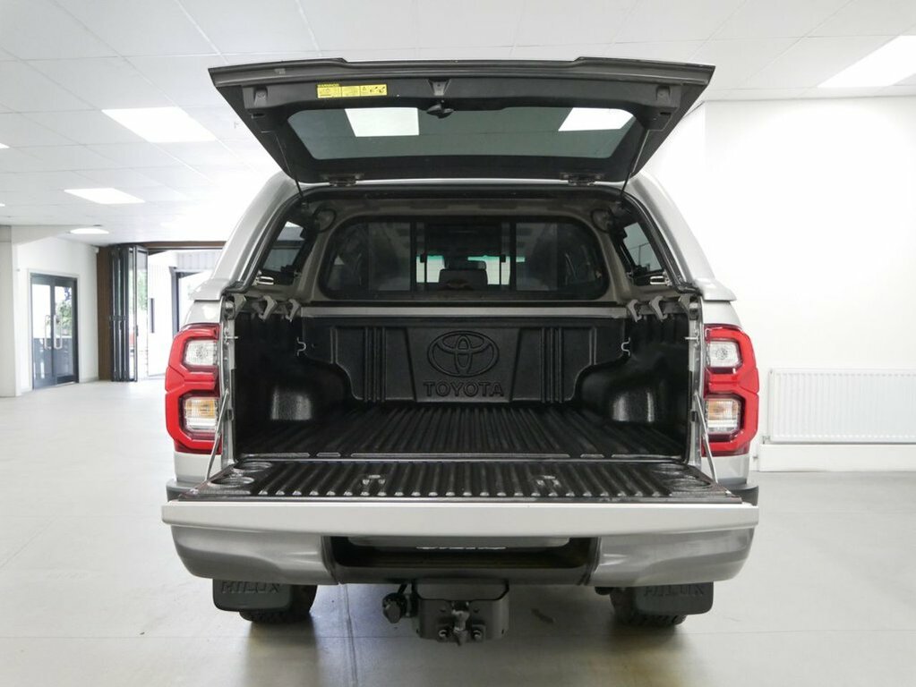 Toyota HILUX 2.8L D-4d Invincible X Pickup Double Cab Diese Silver #2