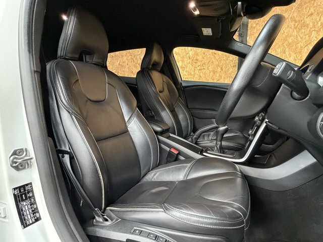 Volvo V40 R-design Nav Plus White #55