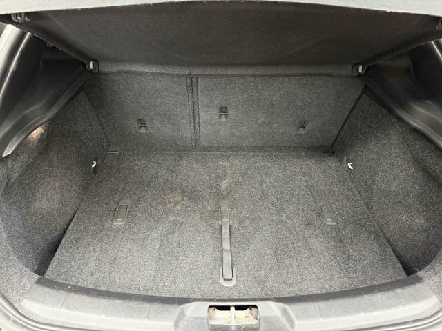 Volvo V40 R-design Nav Plus White #22