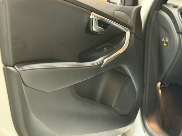 Volvo V40 R-design Nav Plus White #19
