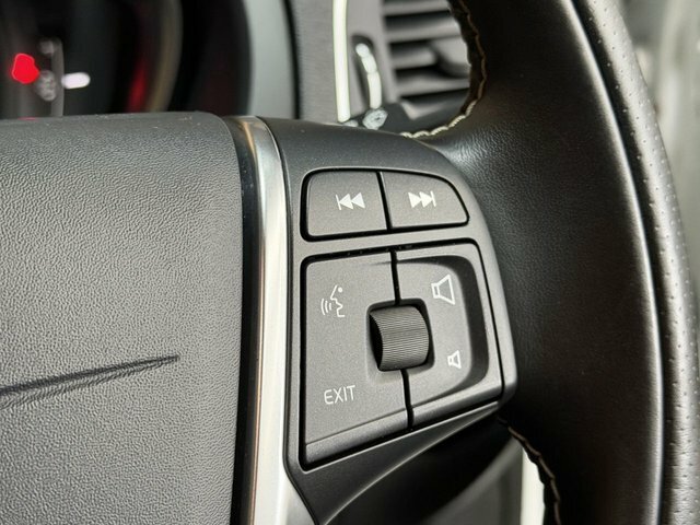 Volvo V40 R-design Nav Plus White #47
