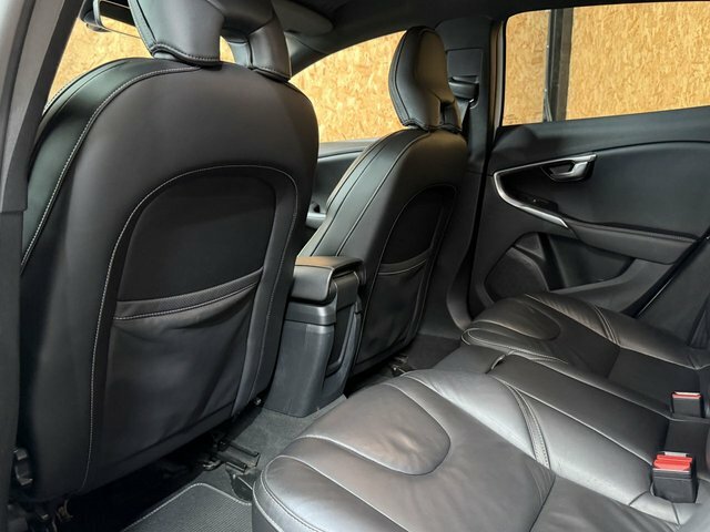 Volvo V40 R-design Nav Plus White #41