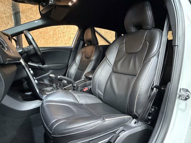 Volvo V40 2.0 T3 R-design Edition Hatchback Manua White #4