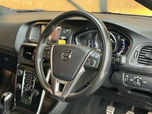 Volvo V40 R-design Nav Plus White #24