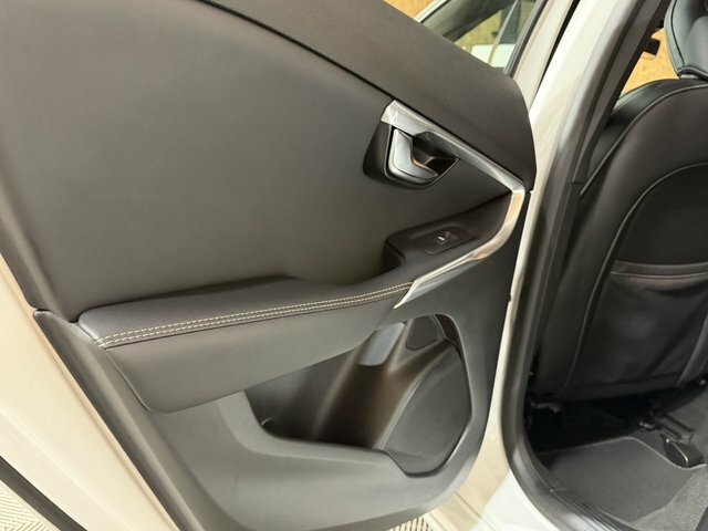 Volvo V40 R-design Nav Plus White #42