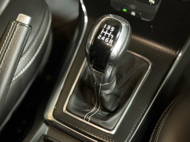 Volvo V40 R-design Nav Plus White #50