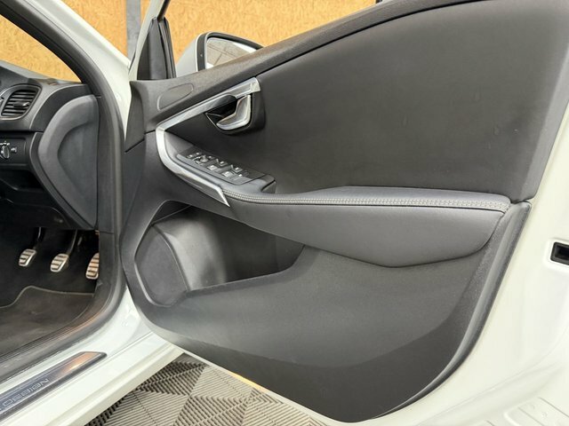 Volvo V40 R-design Nav Plus White #26