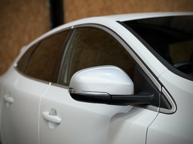 Volvo V40 R-design Nav Plus White #34