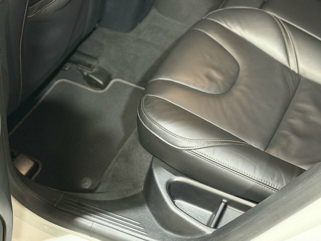 Volvo V40 R-design Nav Plus White #18