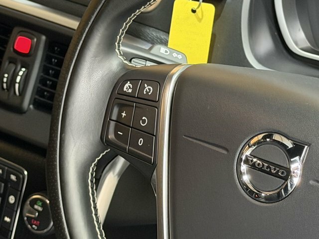 Volvo V40 R-design Nav Plus White #46