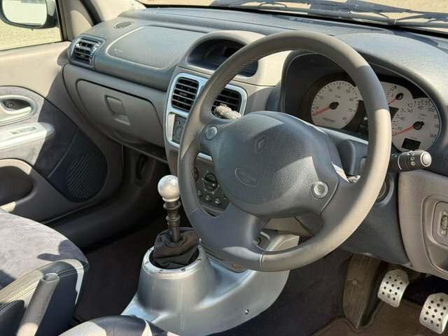 Renault Clio 2001 3.0 V6 24V Renaultsport Hatchback Silver