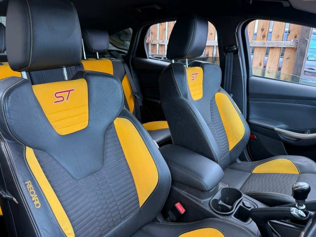 Ford Focus Hatchback GF14FMU Yellow #2