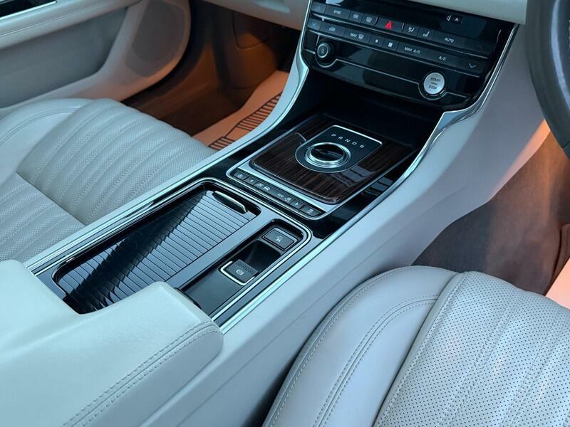 Jaguar XF Saloon Blue #31