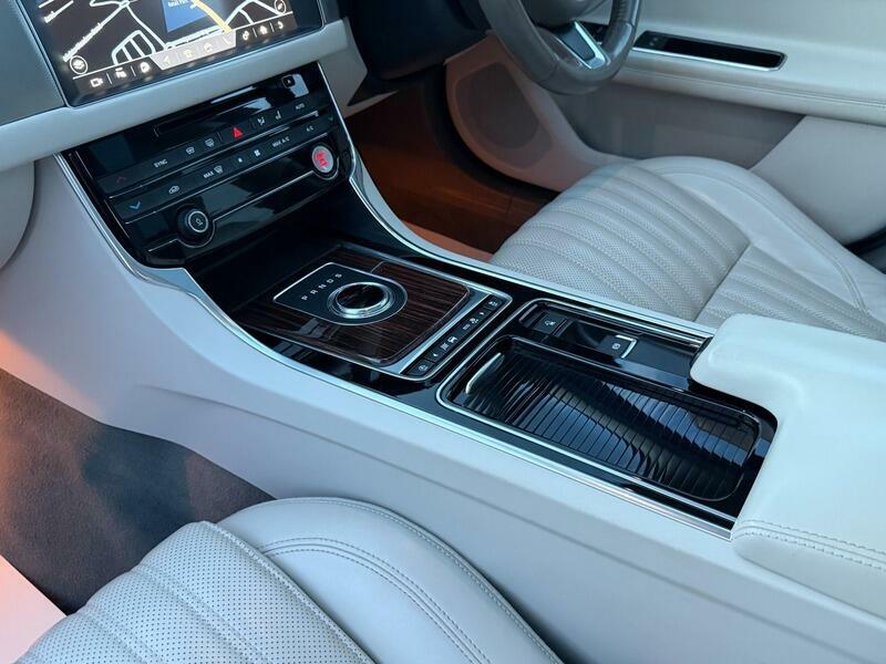 Jaguar XF Saloon Blue #32