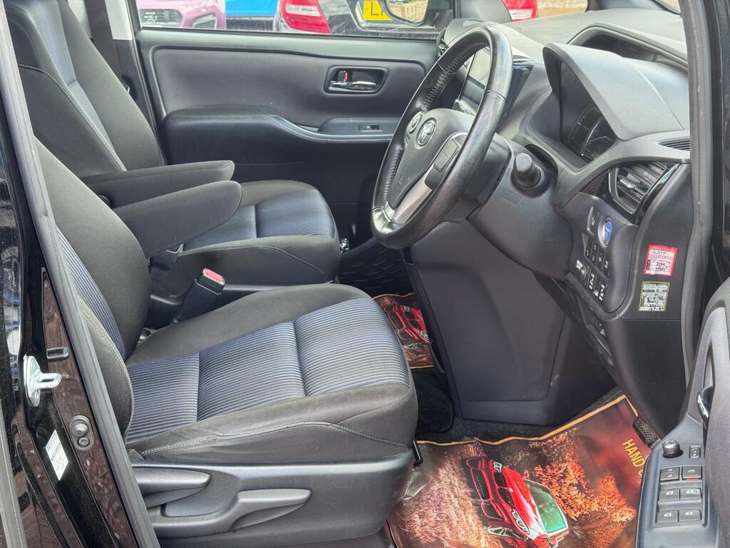 Toyota Voxy 1.8 Black #12